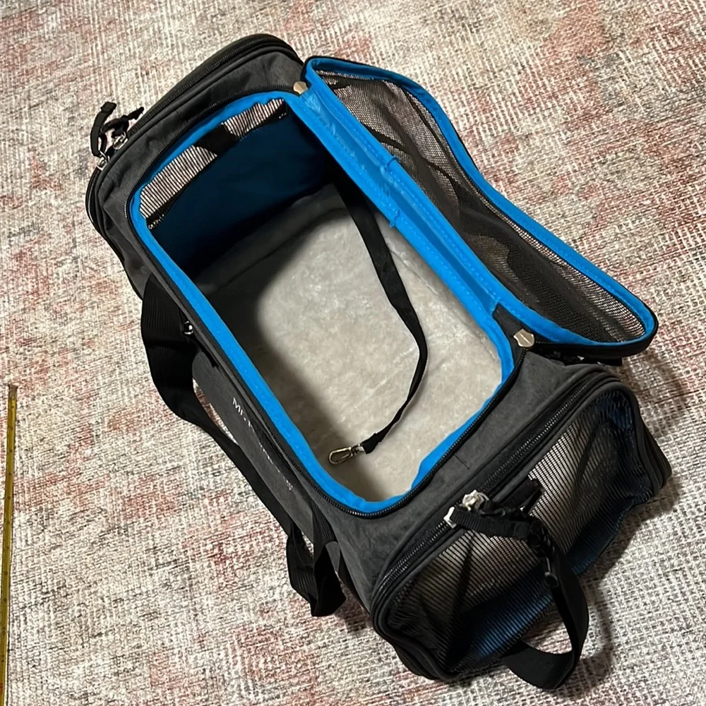 Pet travel carrier